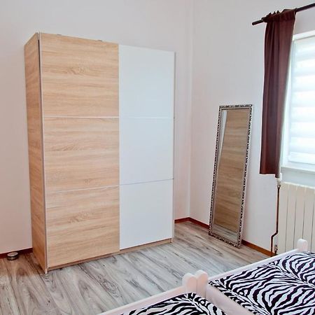 Appartement Apartmans Dina And Hana Radeki Polje 50 à Loborika Extérieur photo