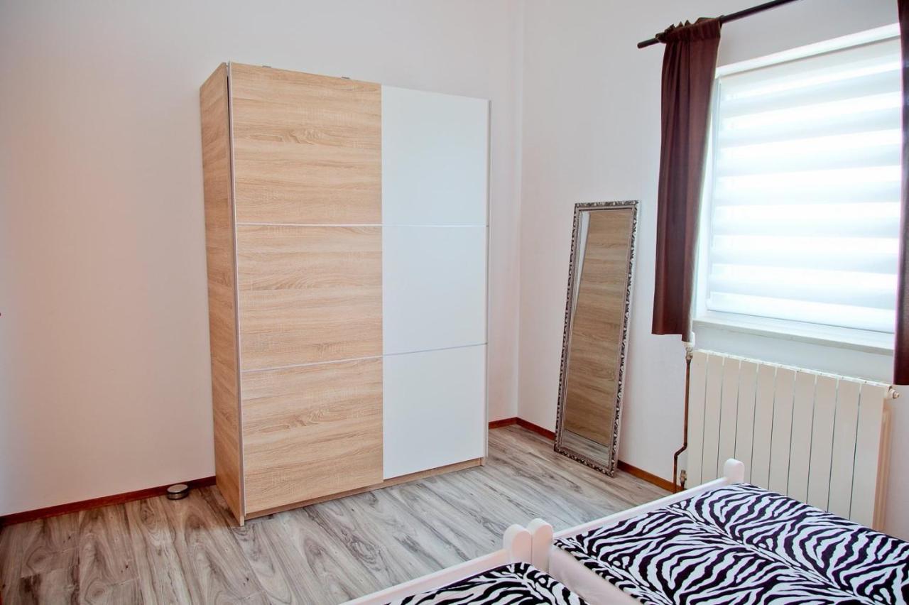 Appartement Apartmans Dina And Hana Radeki Polje 50 à Loborika Extérieur photo