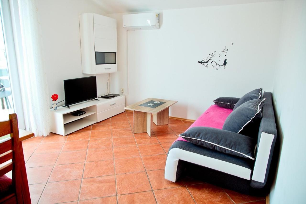 Appartement Apartmans Dina And Hana Radeki Polje 50 à Loborika Extérieur photo