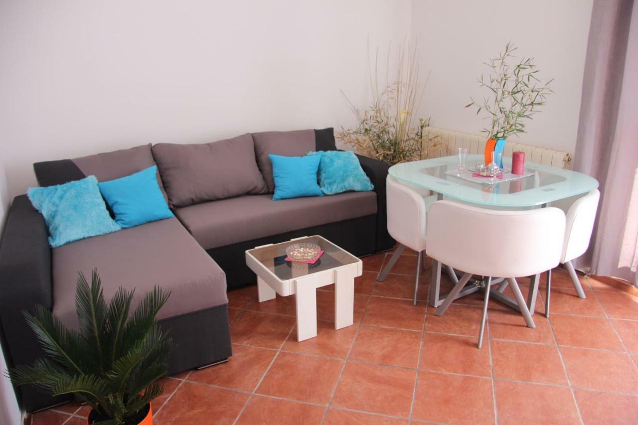 Appartement Apartmans Dina And Hana Radeki Polje 50 à Loborika Extérieur photo