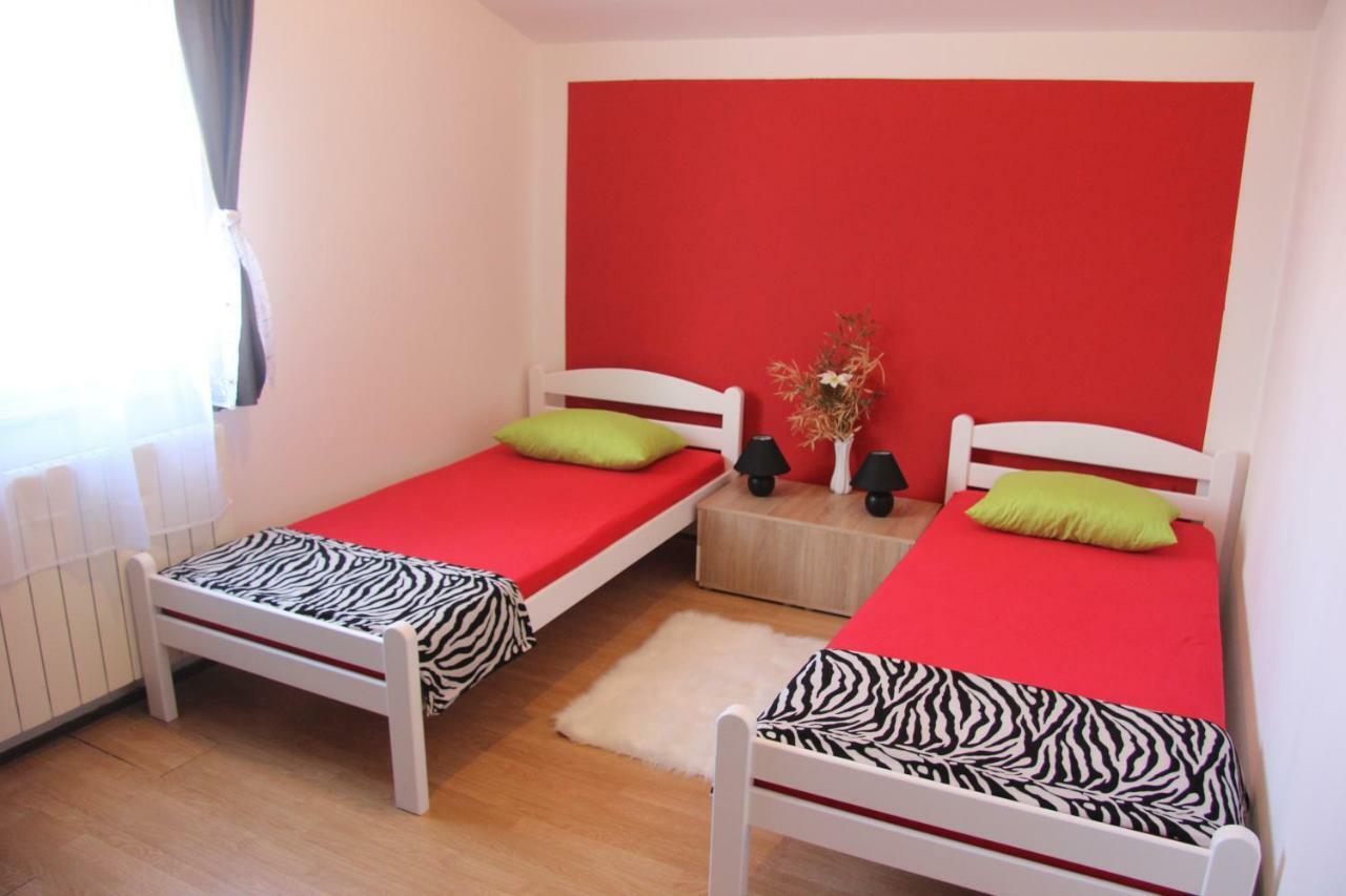 Appartement Apartmans Dina And Hana Radeki Polje 50 à Loborika Extérieur photo