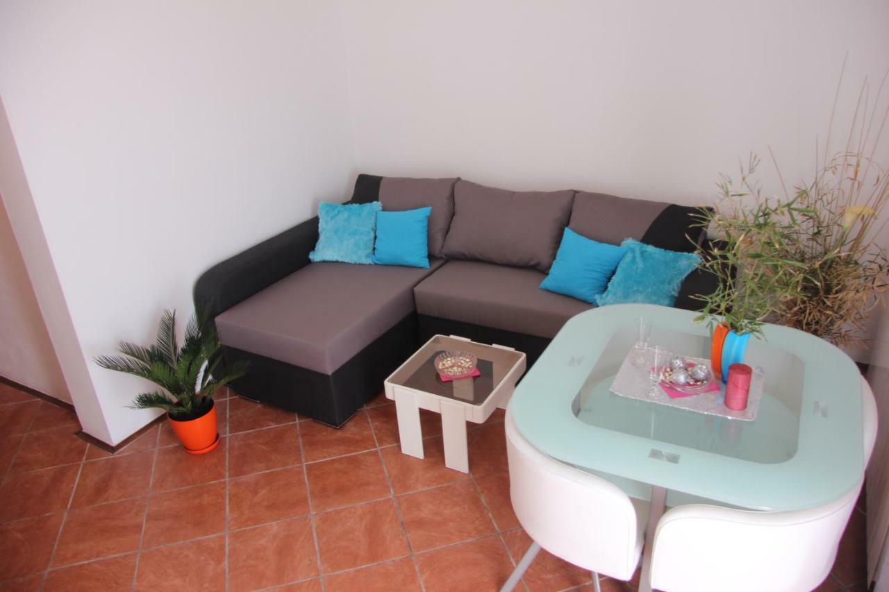 Appartement Apartmans Dina And Hana Radeki Polje 50 à Loborika Extérieur photo