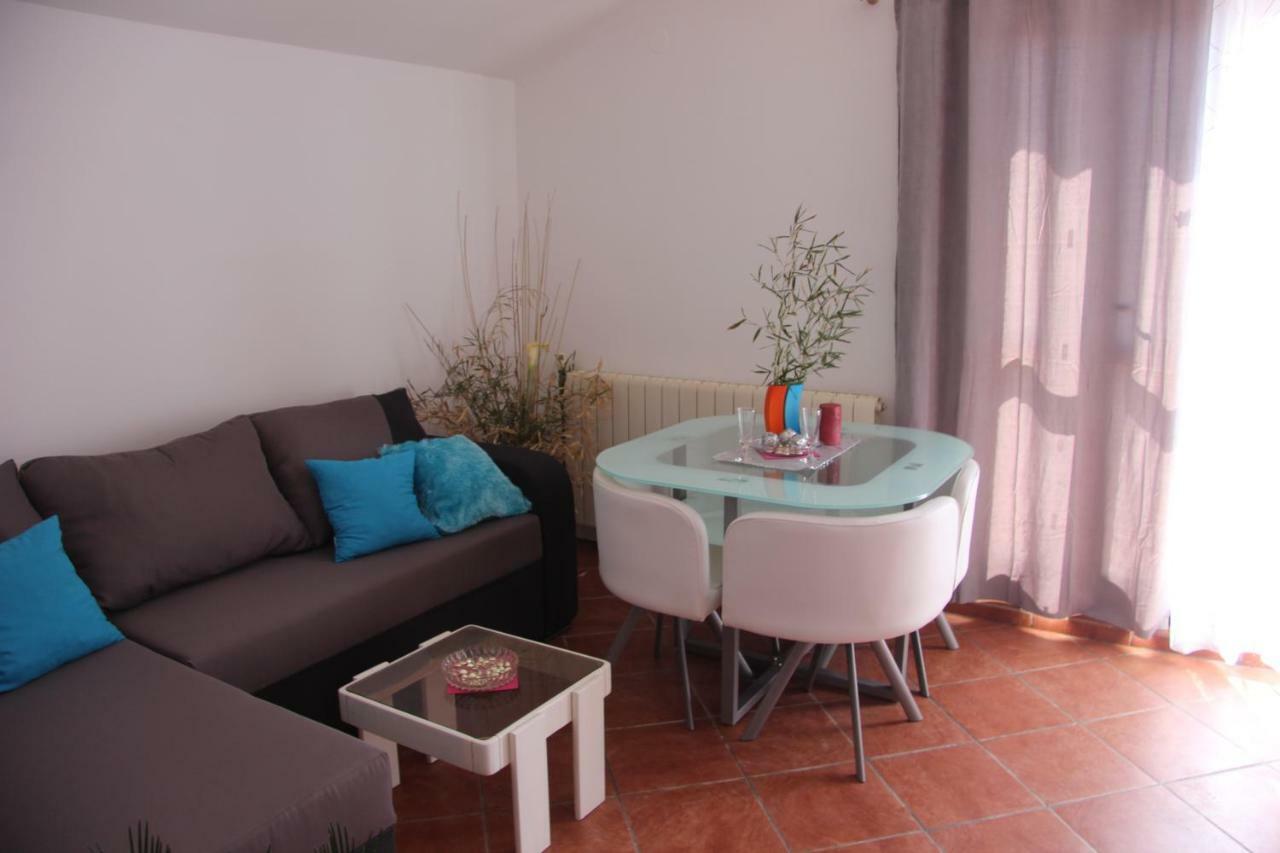 Appartement Apartmans Dina And Hana Radeki Polje 50 à Loborika Extérieur photo