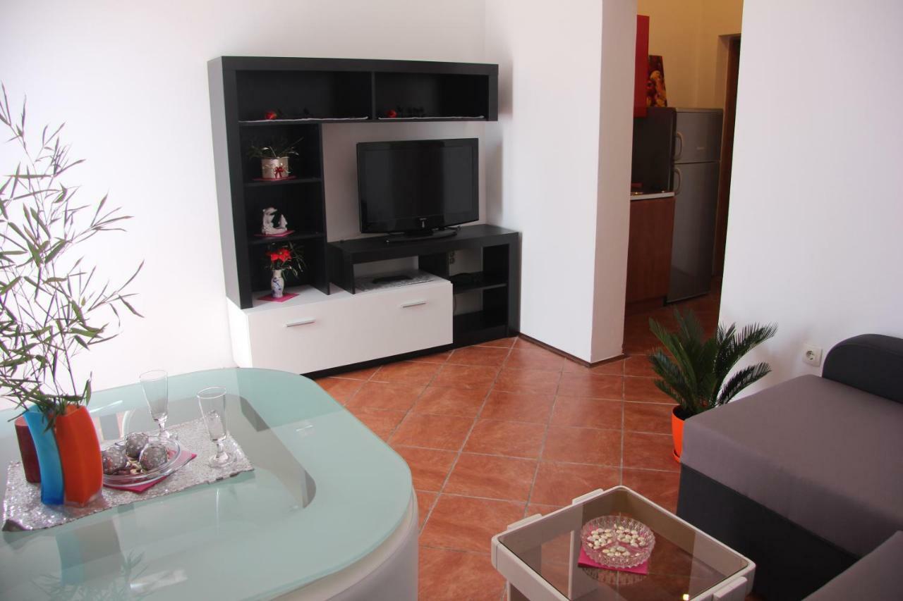 Appartement Apartmans Dina And Hana Radeki Polje 50 à Loborika Extérieur photo